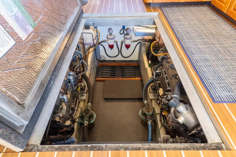 Slide: The Image of Mainship 400 Trawler 2004 - 50