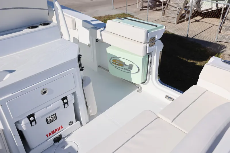 Slide: The Image of 2026 Sea Hunt Ultra 275 SE boat interior with Yamaha cooler and seating. - 21