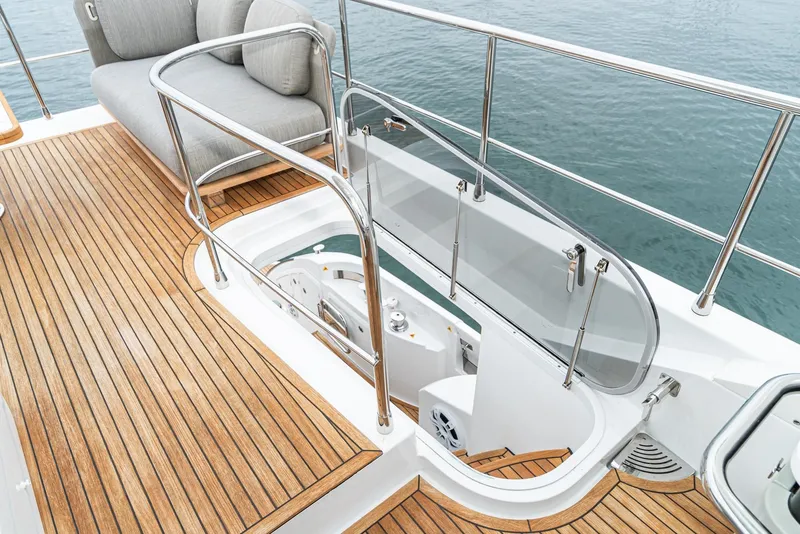 Slide: The Image of Azimut 55 2020 - 32