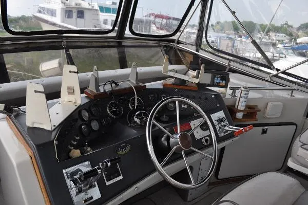 Slide: The Image of Sea Ray 390 Sedan Sportfish 1985 - 8