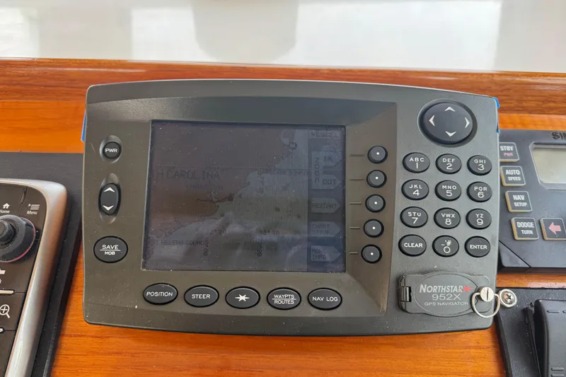 Slide: The Image of Northstar 952X GPS navigator on 2001 Ellis 36 Flybridge boat dashboard. - 30