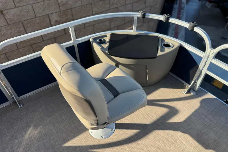 Slide: The Image of 2022 Sun Tracker Fishin' Barge 22 DLX boat seat and console detail. - 11