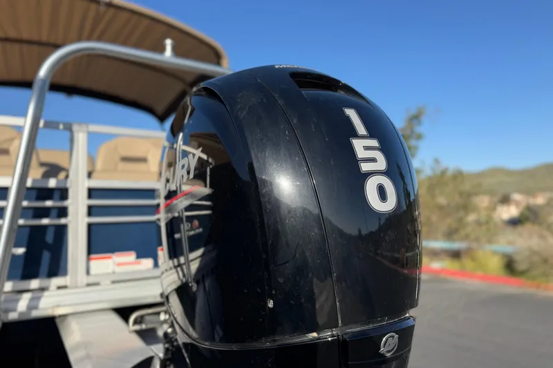 Slide: The Image of 2022 Sun Tracker Fishin' Barge 22 DLX with Mercury 150 outboard motor. - 8