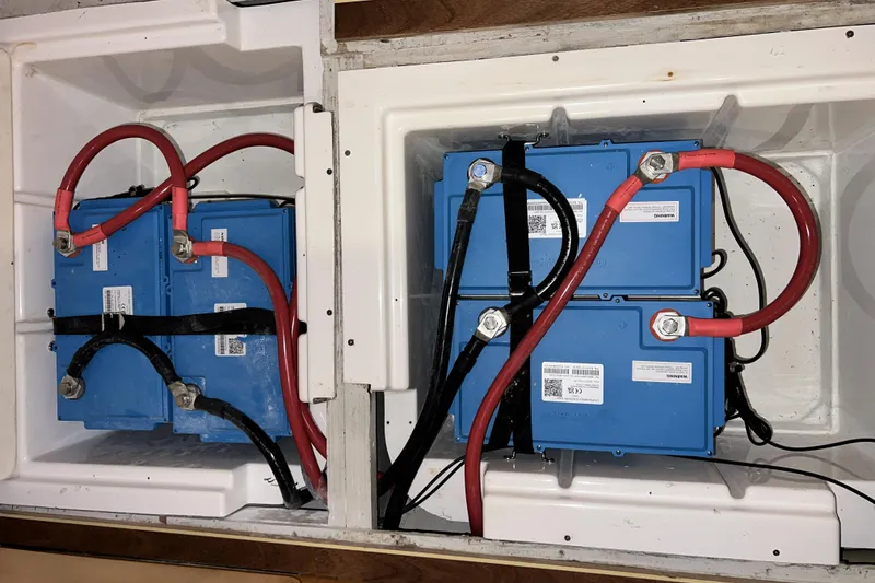 Slide: The Image of Blue batteries with red and black cables in a Privilege 495, 2011 model. - 104