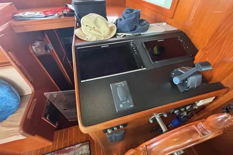 Slide: The Image of 2006 Mariner Orient boat interior with navigation equipment and accessories. - 10