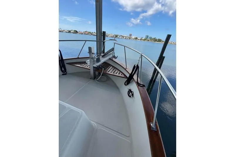 Slide: The Image of Bow view of 2006 Mariner Orient boat on calm water under blue sky. - 7