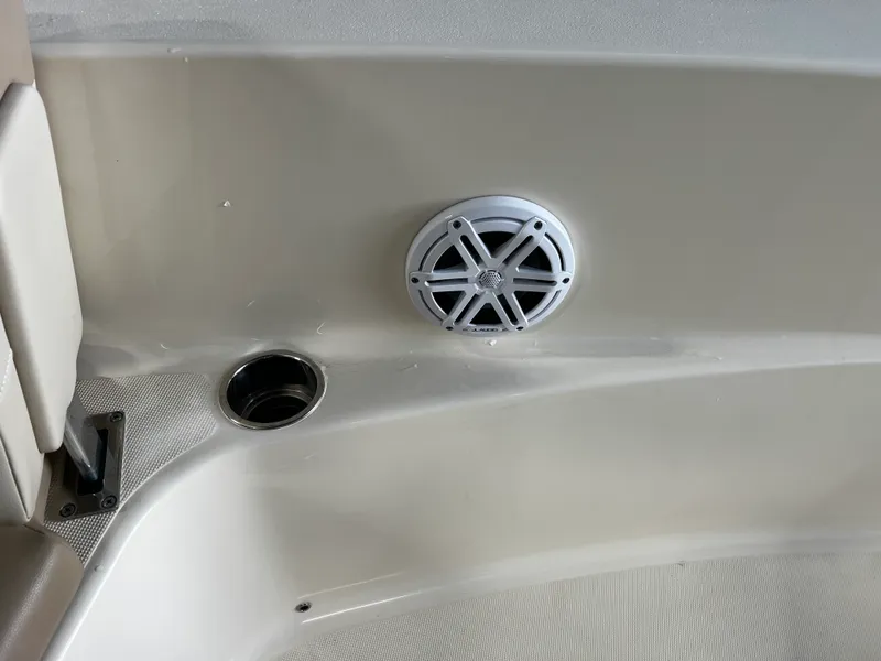 Slide: The Image of Scout 195 Sportfish 2024 - 17