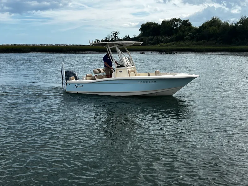 Slide: The Image of Scout 195 Sportfish 2024 - 2