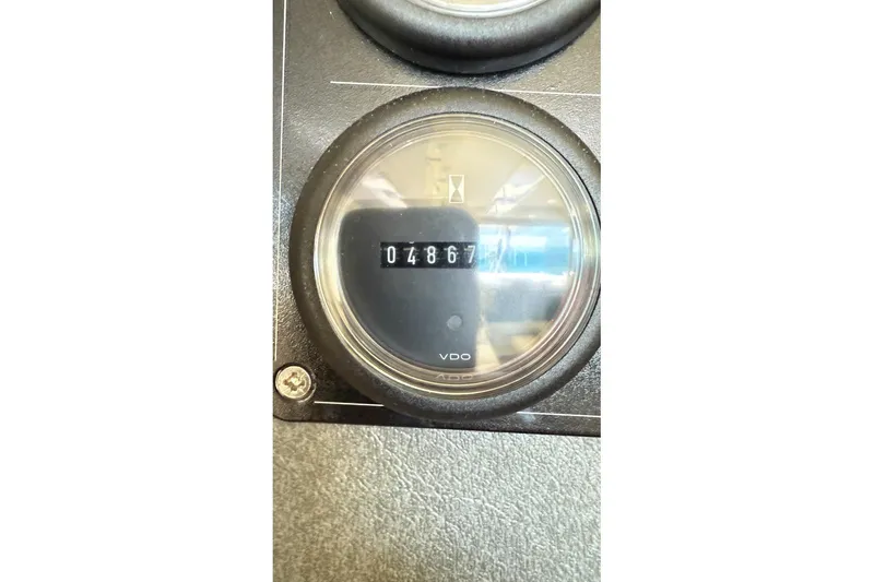 Slide: The Image of Hour meter reading 4867 on 2015 Leopard 48 model. - 78
