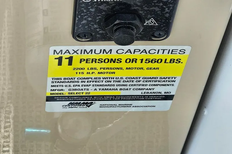 Slide: The Image of Capacity label on 2026 SunCatcher Select 22RF boat, 11 persons or 1560 lbs limit. - 17
