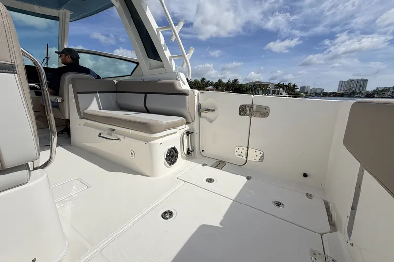 Slide: The Image of Boston Whaler 330 Vantage 2027 - 18