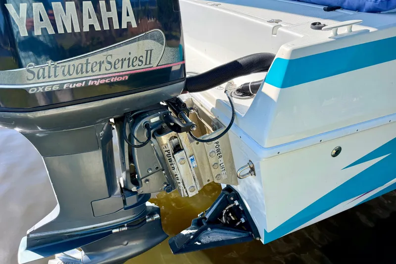 Slide: The Image of Outboard motor on 2001 Cobra Predator 3100 boat, featuring Yamaha Saltwater Series II. - 28