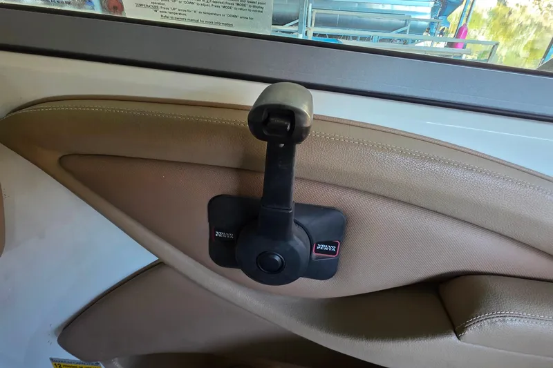 Slide: The Image of 2007 Cobalt 212 boat interior with Volvo Penta throttle control. - 19