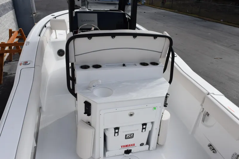 Slide: The Image of 2026 Sea Hunt Ultra 245 SE boat interior with Garmin equipment and Yamaha cooler. - 7