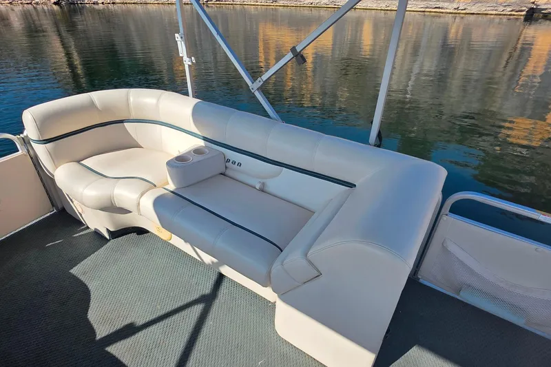 Slide: The Image of 2004 Sanpan 2500 RE boat capacity warning labels near water. - 17