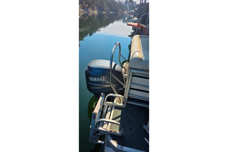 Slide: The Image of 2004 Sanpan 2500 RE boat side view with model number displayed. - 23