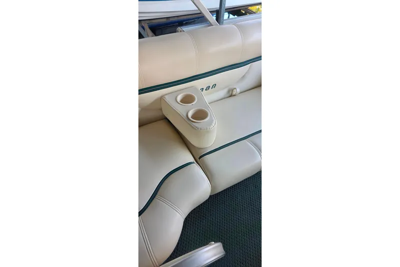 Slide: The Image of White leather boat seat with dual cup holders, Sanpan 2500 RE, 2004 model. - 26