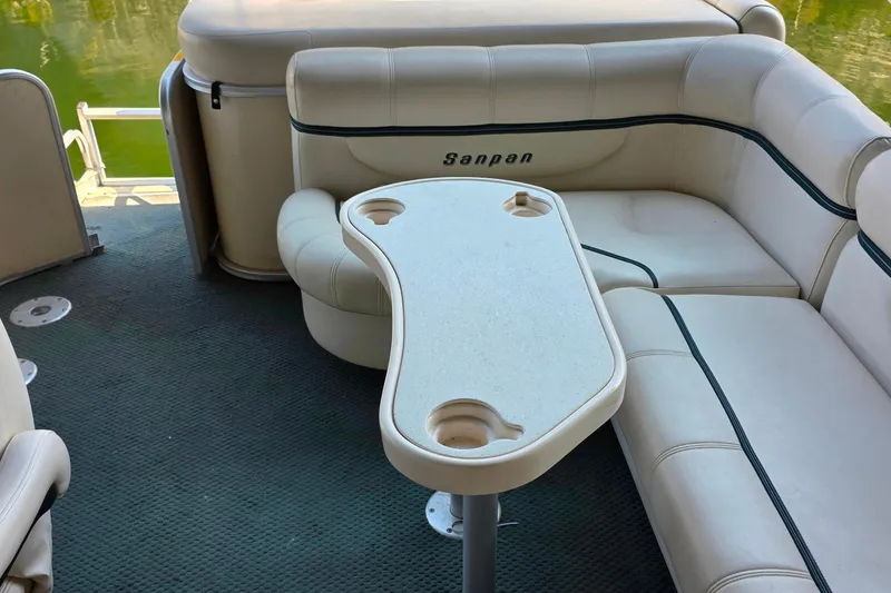 Slide: The Image of Beige captain's chair on 2004 Sanpan 2500 RE boat, with green carpet background. - 29