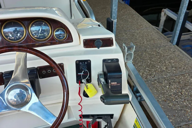 Slide: The Image of 2004 Sanpan 2500 RE boat console with cup holders and speaker. - 31
