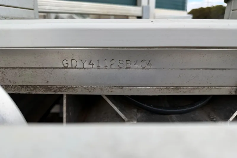Slide: The Image of 2004 Sanpan 2500 RE boat hull identification number GDY4112SB404. - 47