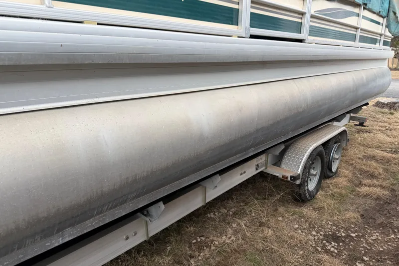 Slide: The Image of 2004 Sanpan 2500 RE pontoon boat on a trailer, side view. - 49