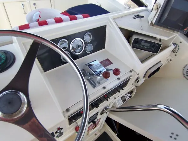 Slide: The Image of Hatteras DCFB Motor Yacht 1988 - 6