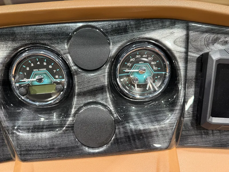 Slide: The Image of Tahoe LTZ 2185 Cruise Rear Bench (CRB) & Honda 4-Stroke EFI 2026 - 12