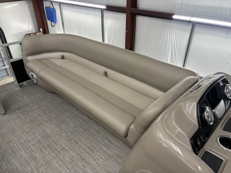 Slide: The Image of Ranger REATA CLASSIC SERIES 200C 2025 - 14