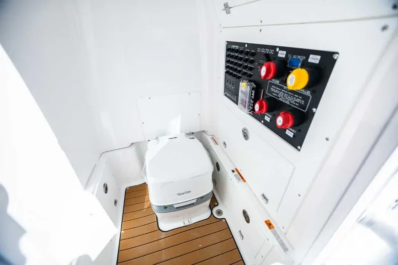 Slide: The Image of Caymas 28 HB Twin 2022 - 10