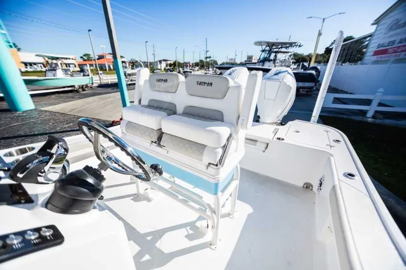 Slide: The Image of Caymas 28 HB Twin 2022 - 12