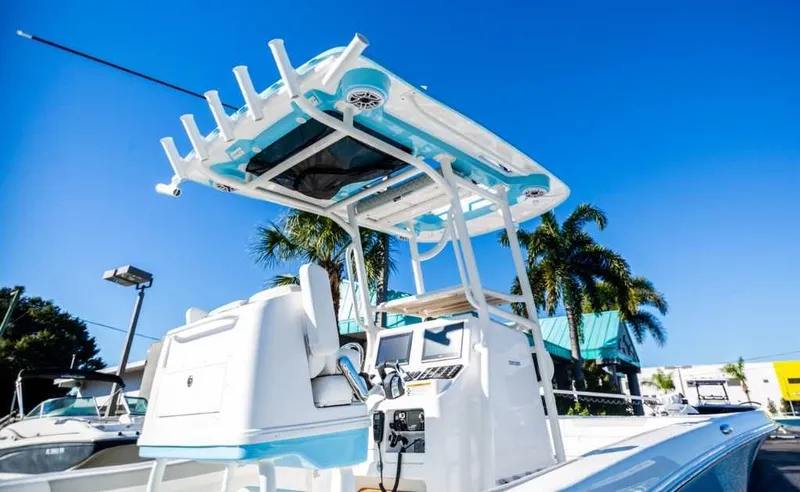 Slide: The Image of Caymas 28 HB Twin 2022 - 2