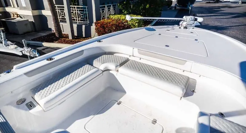 Slide: The Image of Caymas 28 HB Twin 2022 - 4