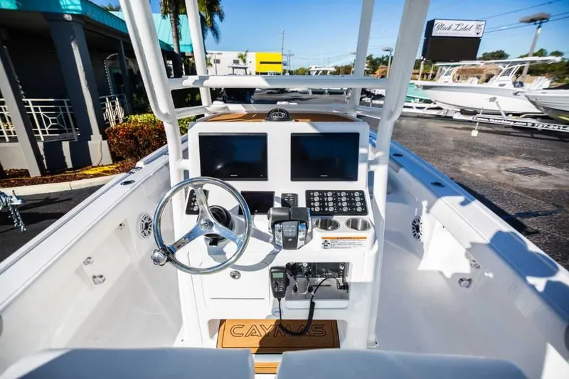 Slide: The Image of Caymas 28 HB Twin 2022 - 8