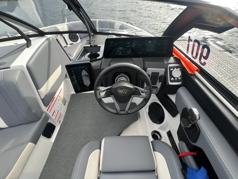 Slide: The Image of Malibu Wakesetter 22 LSV 2025 - 13