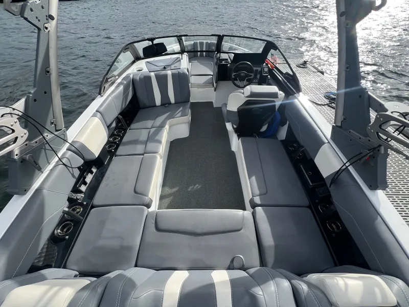 Slide: The Image of Malibu Wakesetter 22 LSV 2025 - 6