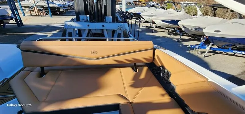 Slide: The Image of Cobalt R8 Surf 2025 - 10