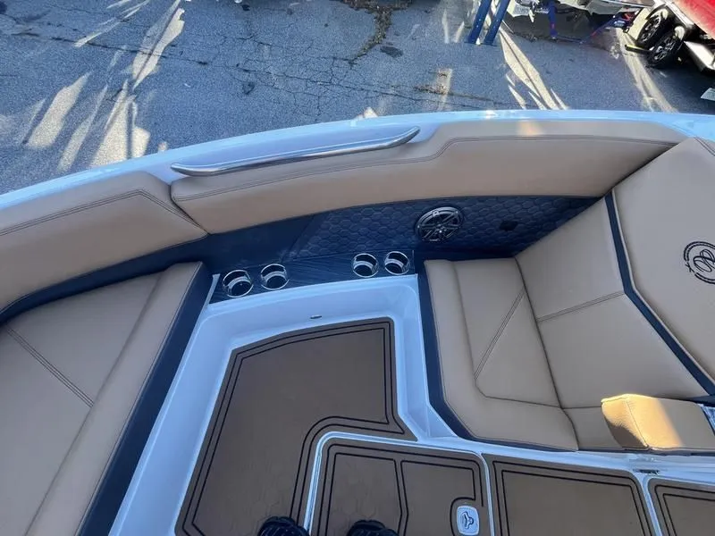 Slide: The Image of Cobalt R8 Surf 2025 - 15