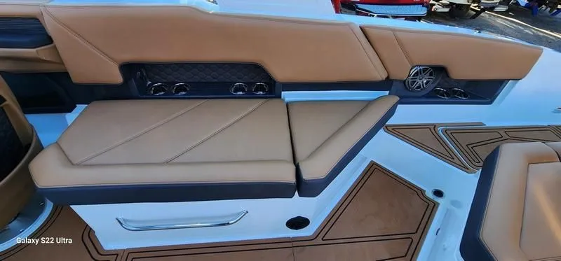 Slide: The Image of Cobalt R8 Surf 2025 - 16