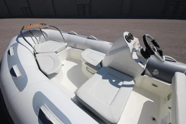 Slide: The Image of Zodiac Yachtline 420 DL NEO 60hp In Stock 2015 - 8