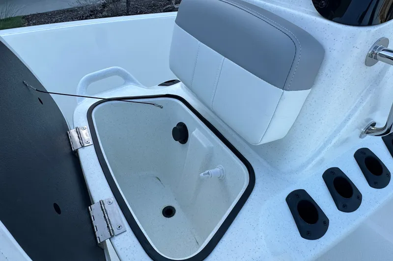 Slide: The Image of Livewell and seating on 2026 Mako Pro Skiff 15 CC boat. - 21