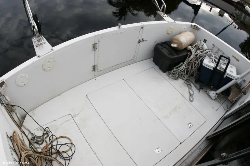 Slide: The Image of Carver Yachts 330 Mariner 1994 - 10