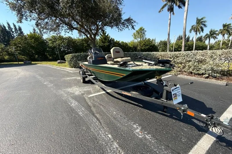 Slide: The Image of 2026 Tracker Bass Tracker Classic Limited boat on trailer in sunny parking lot. - 40