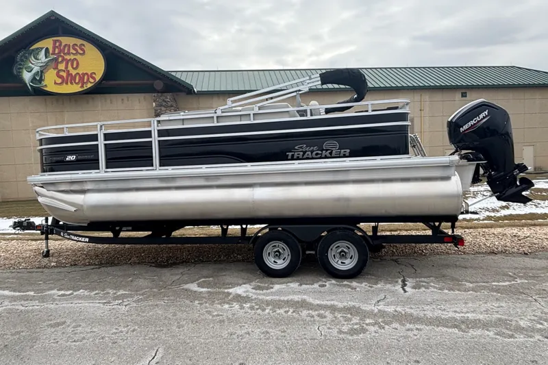 Slide: The Image of 2026 Sun Tracker Fishin' Barge 20 DLX pontoon boat at Bass Pro Shops. - 95