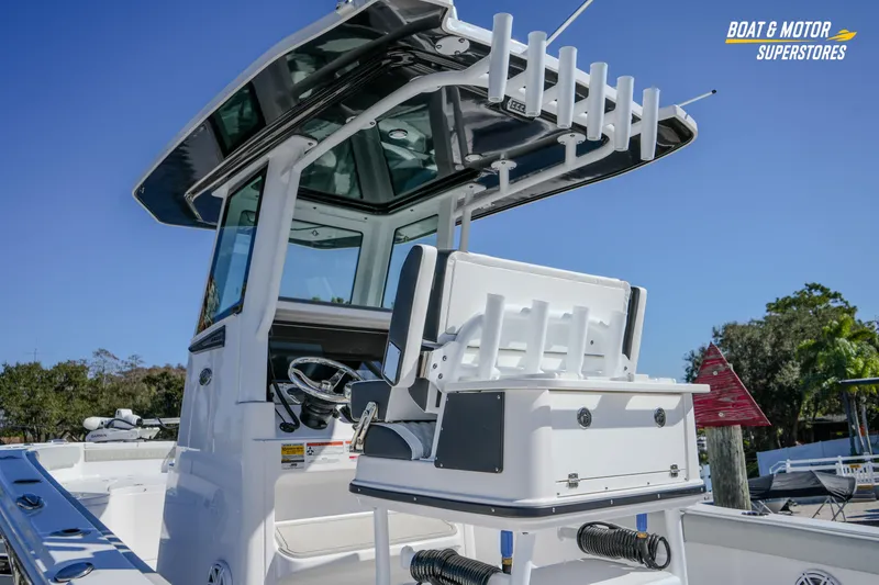 Slide: The Image of 2025 Blackfin 262 HB boat with sleek design and modern features at a marina. - 6