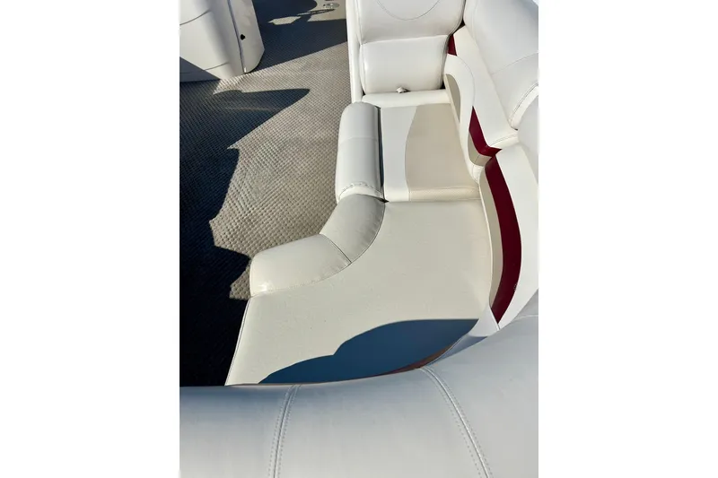 Slide: The Image of White and red seating on 2007 Crest LE 2270 boat, with textured flooring. - 14