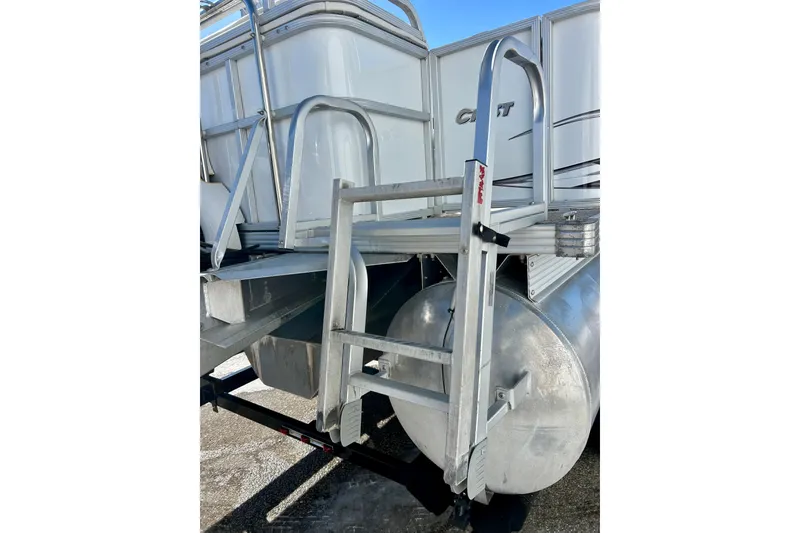 Slide: The Image of 2007 Crest LE 2270 pontoon boat with aluminum ladder and railing. - 27