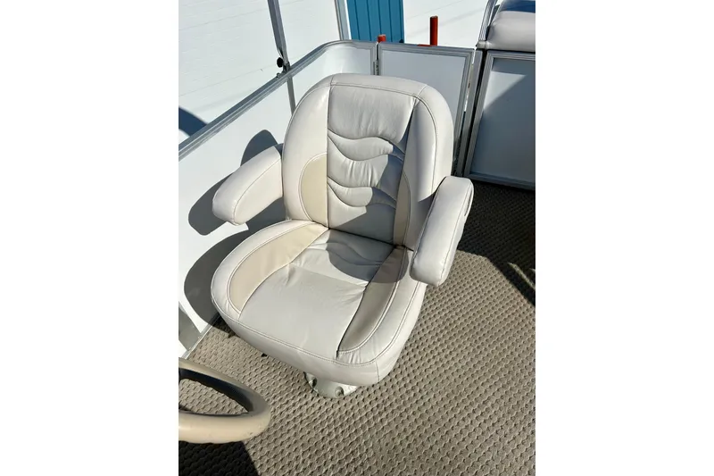 Slide: The Image of Comfortable captain's chair on 2007 Crest LE 2270 boat, featuring plush upholstery. - 45