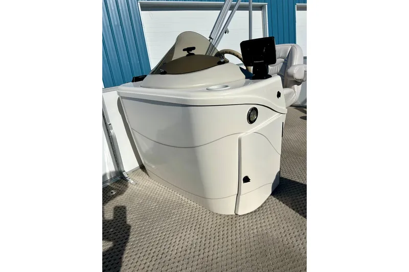 Slide: The Image of 2007 Crest LE 2270 boat console with steering wheel and controls. - 51