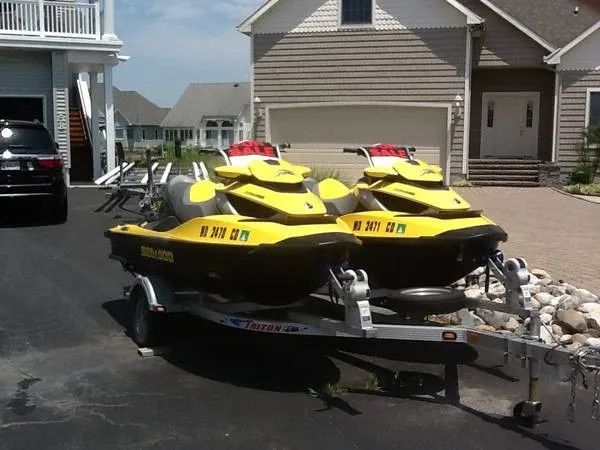 Slide: The Image of Sea-Doo (2) 34AA RXT IS 260 2010 - 2