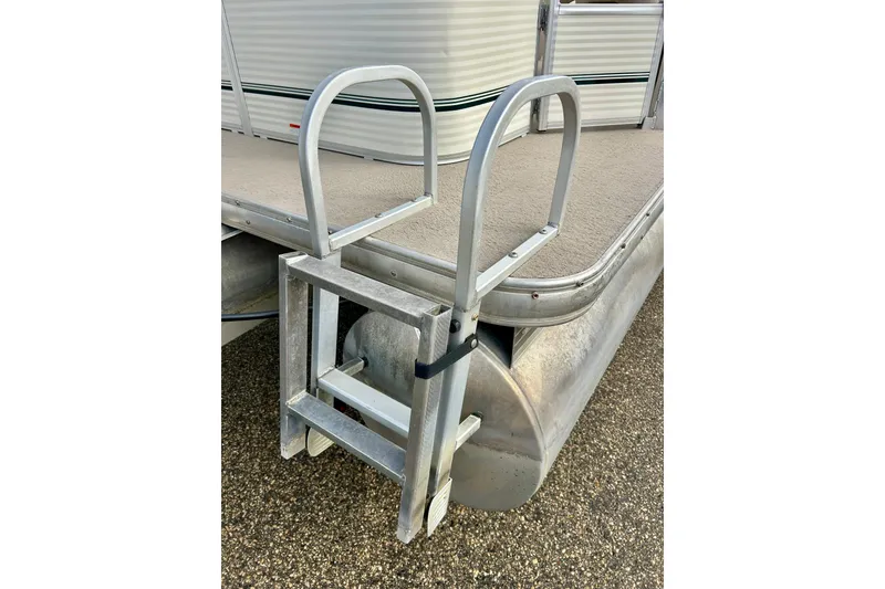 Slide: The Image of 2010 Sun Tracker Party Barge 20 Classic Series with aluminum boarding ladder. - 10